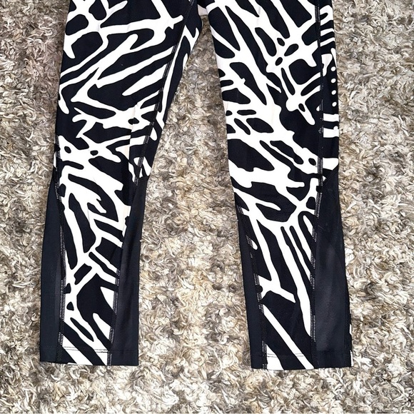Nike Dri Fit Ladied XS Zebra Activewear 20” Capri Leggings w/ Mesh - Picture 2 of 8